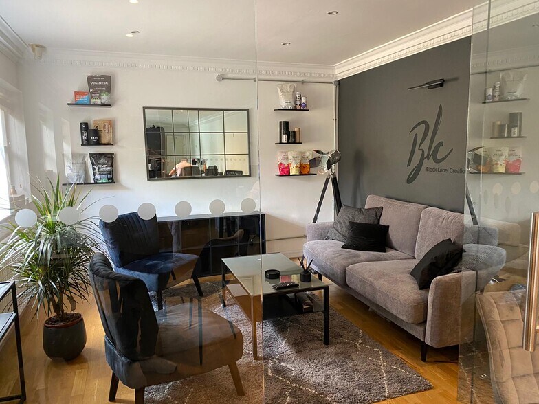 79A High St, Esher à louer - Photo de l’immeuble – Image 2 sur 13