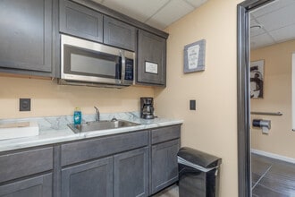 2012 Woodson Rd, Overland, MO à vendre Photo intérieure– Image 2 sur 3