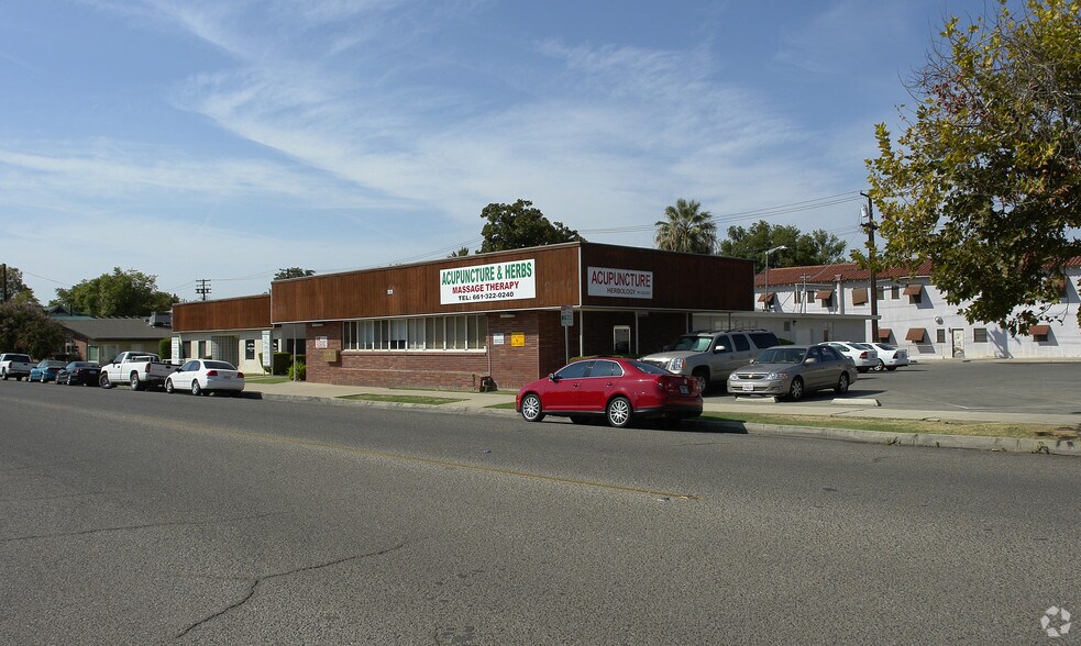 2010-2020 17th St, Bakersfield, CA à louer - Photo principale – Image 1 sur 2