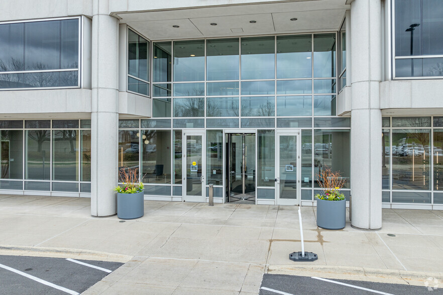 3333 Finley Rd, Downers Grove, IL à louer - Photo de l’immeuble – Image 3 sur 5