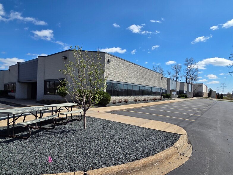 4354-4396 W Round Lake Rd W, Arden Hills, MN à louer - Photo de l’immeuble – Image 3 sur 14