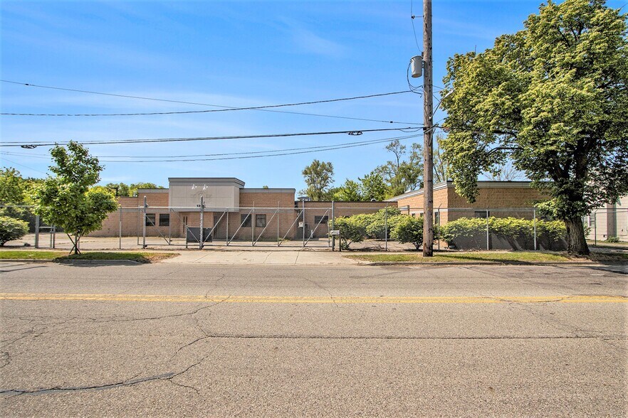 1206 E Crosstown Pky, Kalamazoo, MI à louer - Photo de l’immeuble – Image 2 sur 37