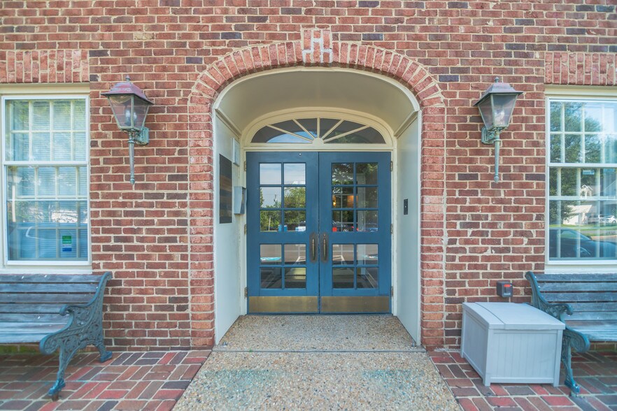 410 Pine St SE, Vienna, VA à louer - Photo de l’immeuble – Image 2 sur 7