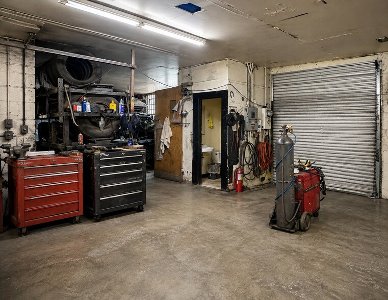 7318 S Vermont Ave, Los Angeles, CA à louer - Photo de l’immeuble – Image 2 sur 7
