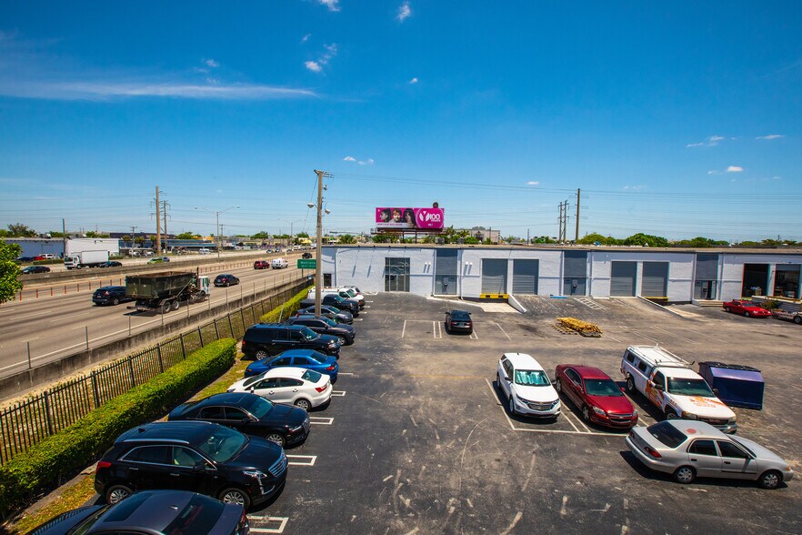 6100 - 6112 NW 74 Avenue, Miami, FL à louer - Photo de l’immeuble – Image 3 sur 3