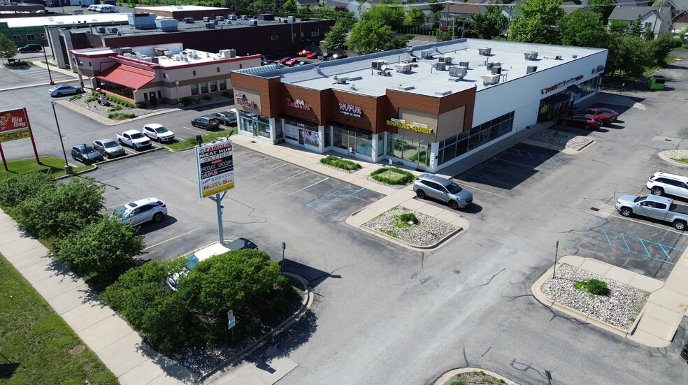 154-186 W Maple Rd, Troy, MI à louer - Photo de l’immeuble – Image 3 sur 10