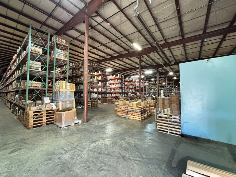 7825 Hub Pky, Valley View, OH à louer - Photo de l’immeuble – Image 3 sur 4