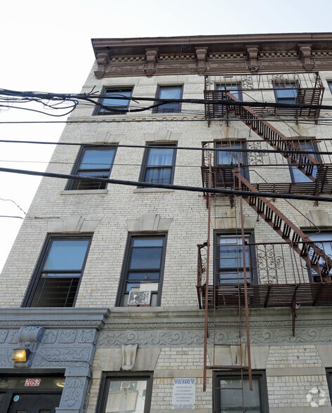 2052 Mapes Ave, Bronx, NY à vendre - Photo de l’immeuble – Image 3 sur 7