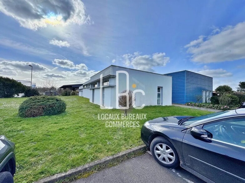 Local d'activités dans Saint-Hilaire-de-Chaléons à vendre - Photo de l’immeuble – Image 1 sur 22