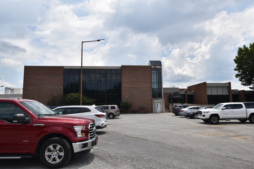 5901 Shallowford Rd, Chattanooga, TN à louer - Photo de l’immeuble – Image 2 sur 9