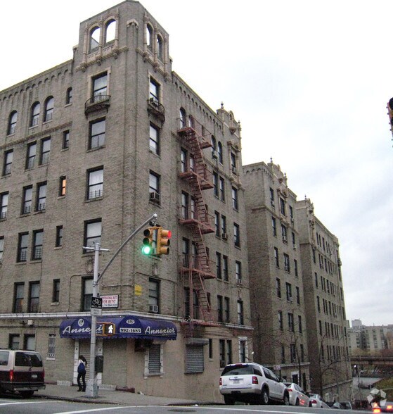 990 Gerard Ave, Bronx, NY à louer - Photo de l’immeuble – Image 2 sur 29