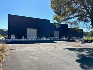 Plus de détails pour 523 Avenue De Berlin, Signes - Local d'activités à louer
