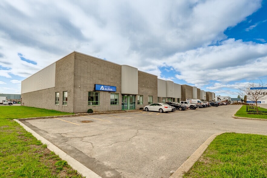 894-930 Rue Bergar, Laval, QC à louer - Photo de l’immeuble – Image 2 sur 7