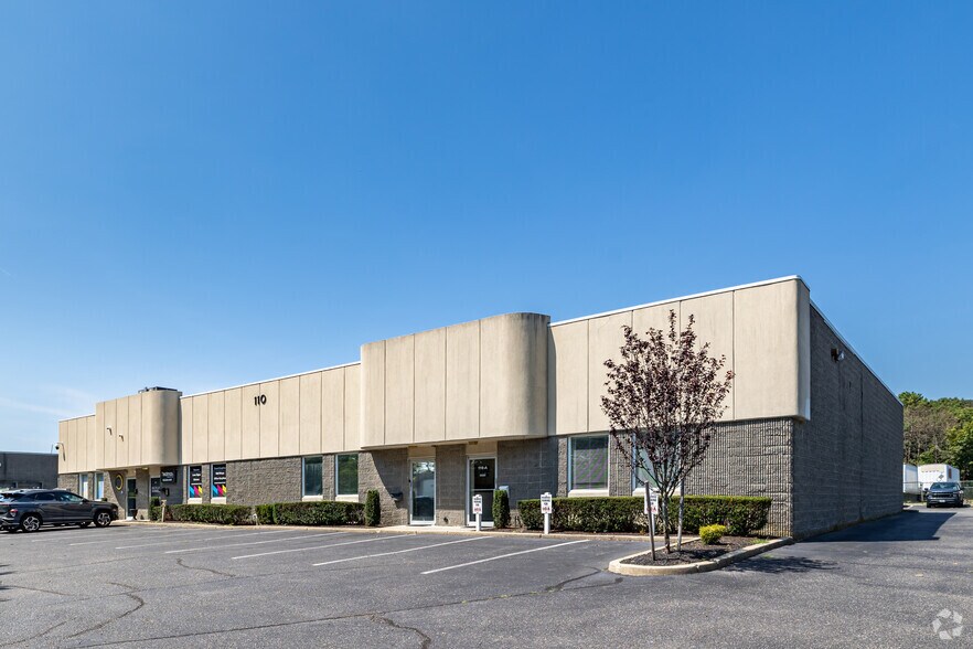 110 Knickerbocker Ave, Bohemia, NY à louer - Photo principale – Image 1 sur 5
