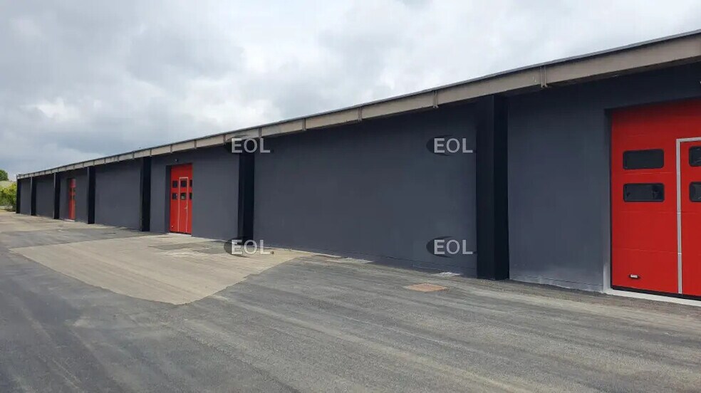 Local d'activités dans Maurepas à vendre - Photo de l’immeuble – Image 1 sur 12