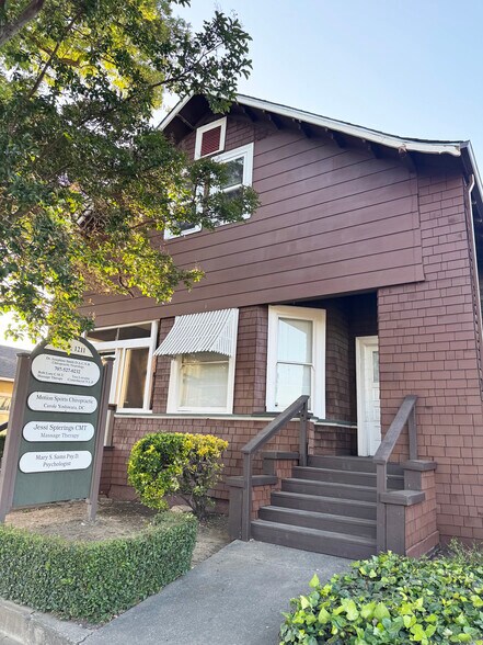 1209 College Ave, Santa Rosa, CA à louer - Photo de l’immeuble – Image 1 sur 2
