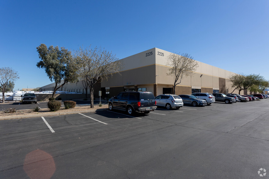 2225 S 43rd Ave, Phoenix, AZ à louer - Photo de l’immeuble – Image 1 sur 4