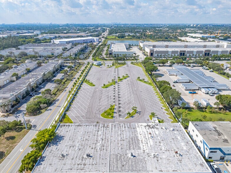 1501 NW 18th St, Pompano Beach, FL à louer - Photo de l’immeuble – Image 3 sur 39