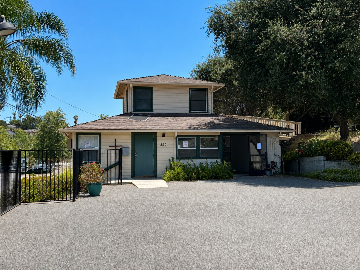 220 Civic Center Dr, Vista, CA à louer Photo de l’immeuble– Image 1 sur 6