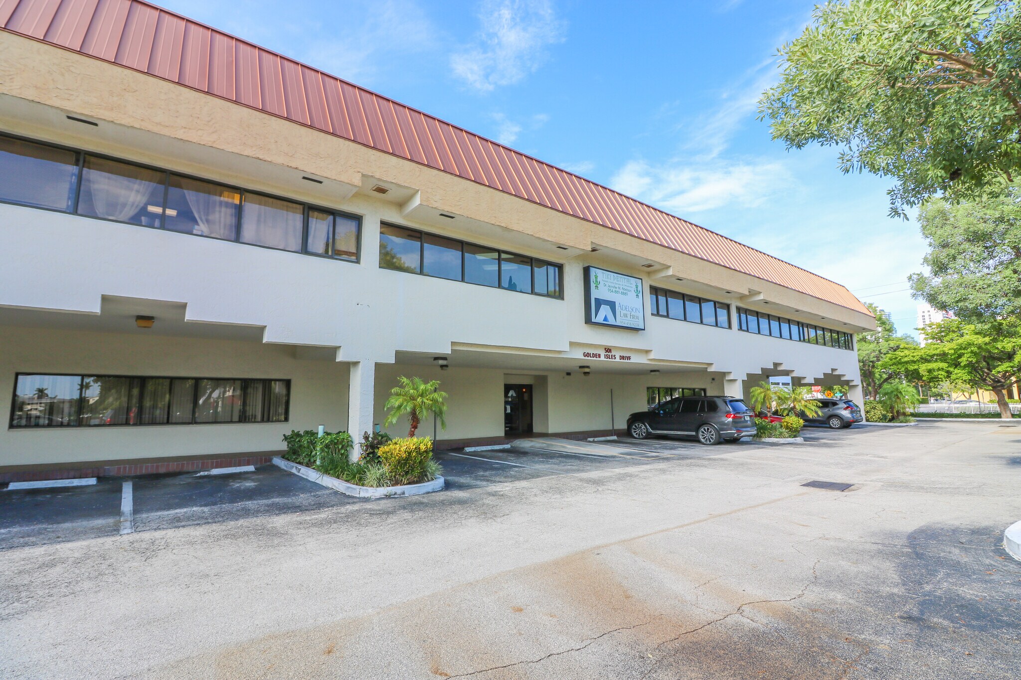 501 Golden Isles Dr, Hallandale Beach, FL à louer Photo de l’immeuble– Image 1 sur 26