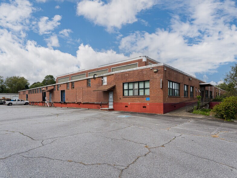 701 Oriole Dr, Hendersonville, NC à vendre - Photo de l’immeuble – Image 2 sur 63