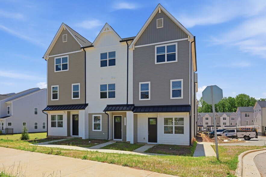 5823 Tuckaseegee Rd, Charlotte, NC à vendre - Photo de l’immeuble – Image 2 sur 5