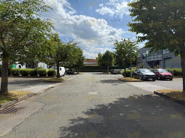 Local d’activités dans Élancourt à louer - Photo de l’immeuble – Image 3 sur 9