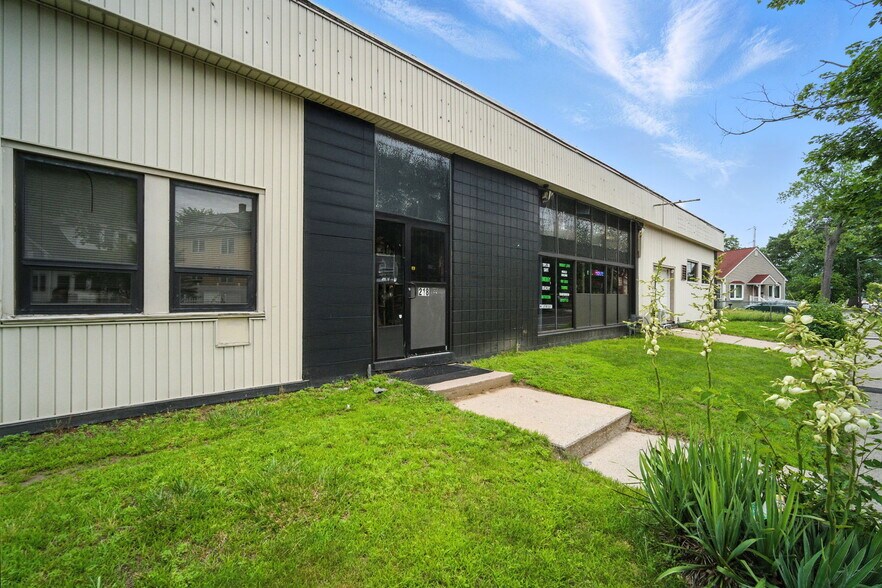 218 Saint James Blvd, Springfield, MA à vendre - Photo de l’immeuble – Image 1 sur 24
