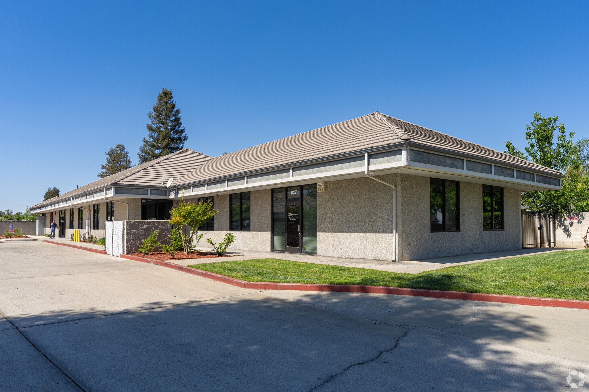 627 N Akers St, Visalia, CA à louer Photo principale– Image 1 sur 6