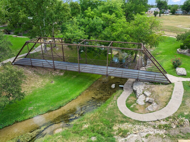 702 W Wallace St, San Saba, TX à vendre - Photo de l’immeuble – Image 2 sur 54