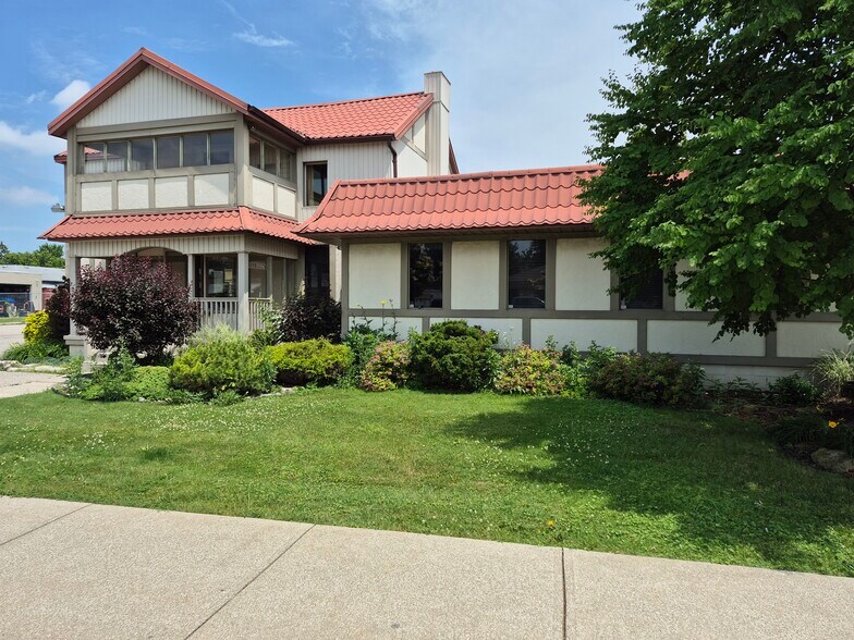 380 Lyndoch St, Corunna, ON à vendre - Photo de l’immeuble – Image 2 sur 10