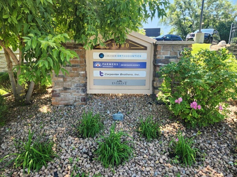 3340 Sherman Ct, Eagan, MN à vendre - Photo de l’immeuble – Image 3 sur 15