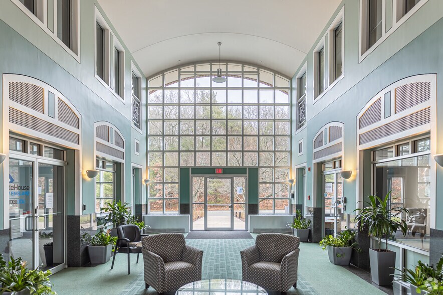 600 Cordwainer Dr, Norwell, MA à louer - Hall d’entrée – Image 2 sur 5