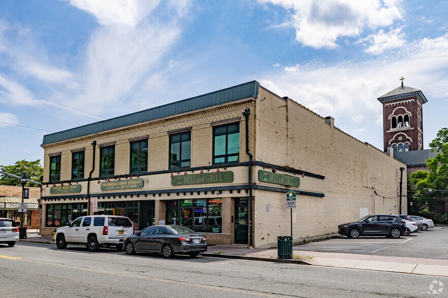 40 Guy Lombardo Ave, Freeport, NY à louer - Photo de l’immeuble – Image 3 sur 7
