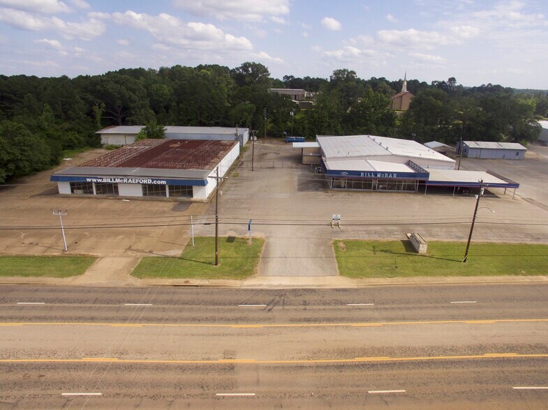 Former Car Dealership - Industrial portefeuille de 2 biens à vendre sur LoopNet.fr - Photo de l’immeuble – Image 2 sur 10