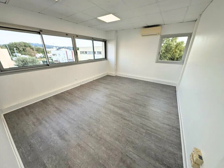 Bureau dans Mandelieu-la-Napoule à louer - Photo intérieure – Image 1 sur 5
