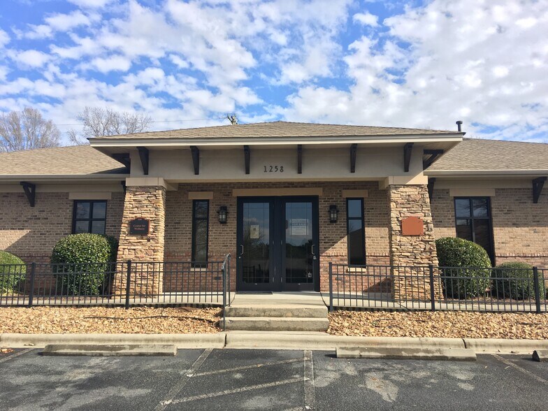 1258 Mann Dr, Matthews, NC à vendre - Photo de l’immeuble – Image 2 sur 35