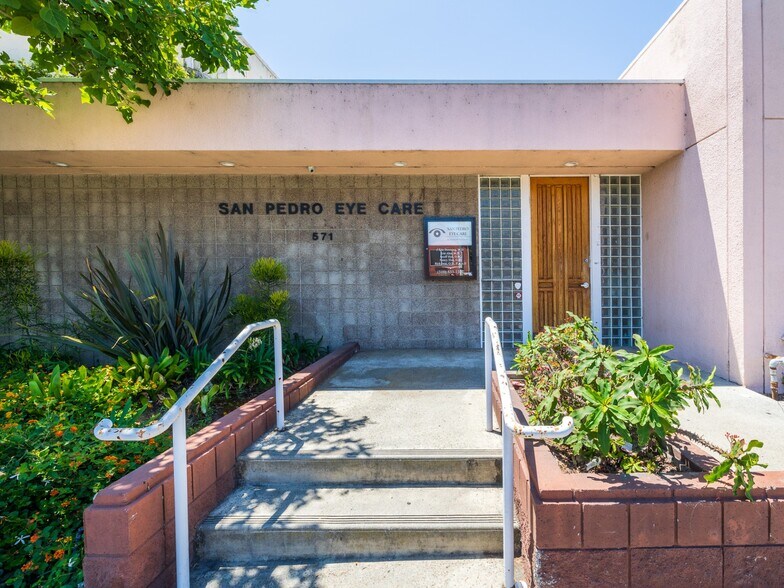 571 W 7th St, San Pedro, CA à vendre - Photo de l’immeuble – Image 2 sur 12