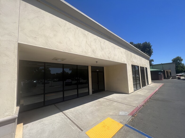 504 W Lodi Ave, Lodi, CA à louer - Photo de l’immeuble – Image 3 sur 8