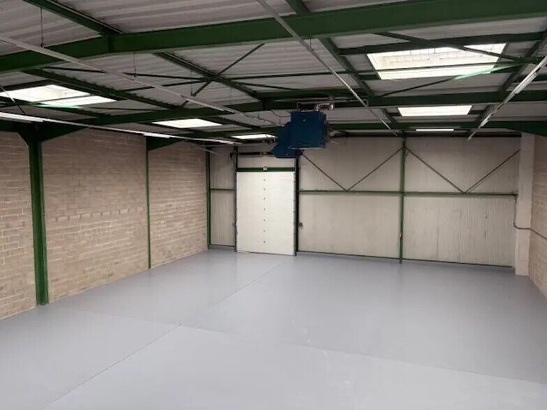 Local d’activités dans Saint-Thibault-des-Vignes à louer - Photo de l’immeuble – Image 3 sur 5