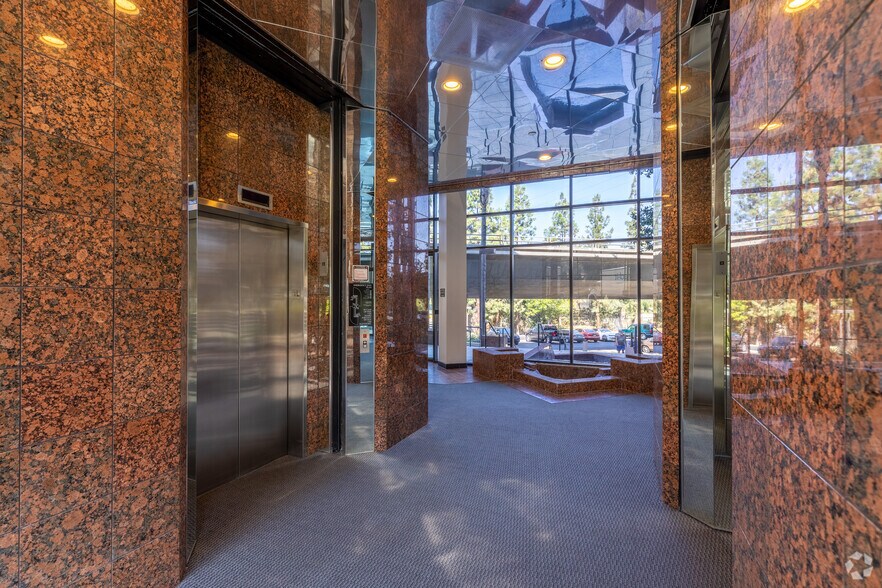 2878 camino del rio S, San Diego, CA à louer - Hall d’entrée – Image 2 sur 8