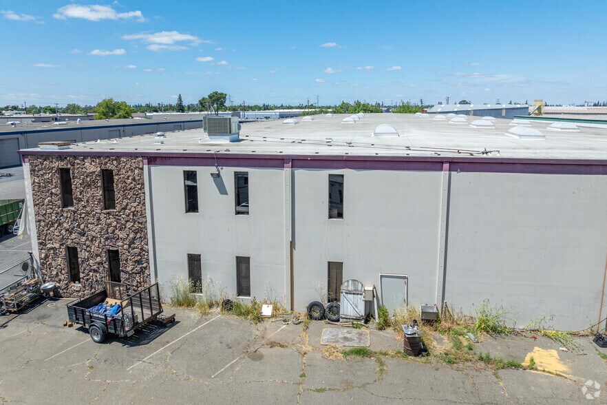 8165 Signal Ct, Sacramento, CA à vendre - Photo de l’immeuble – Image 2 sur 10