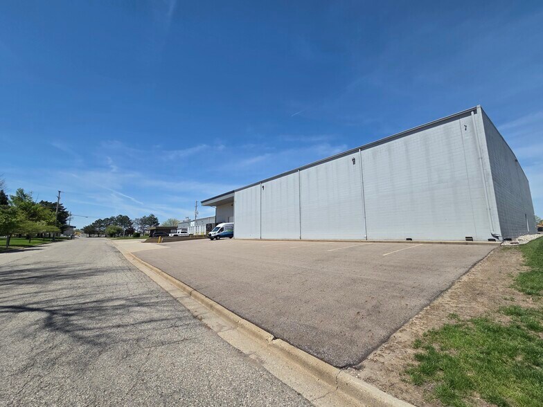 2116 Mint Dr, Lansing, MI à vendre - Photo de l’immeuble – Image 3 sur 13