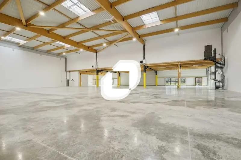 Local d’activités dans Louvres à louer - Photo de l’immeuble – Image 3 sur 8