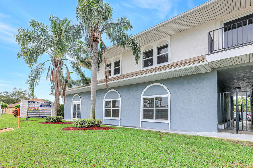 550 SE Port St Lucie Blvd, Port Saint Lucie, FL à louer - Photo principale – Image 1 sur 4