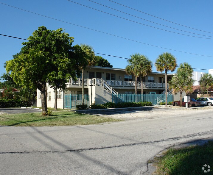 745 NE 5th Ave, Fort Lauderdale, FL à vendre - Photo de l’immeuble – Image 2 sur 2