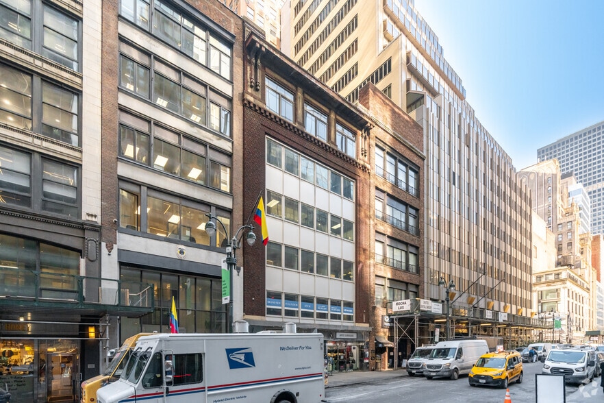 6 E 46th St, New York, NY à louer - Photo de l’immeuble – Image 2 sur 6