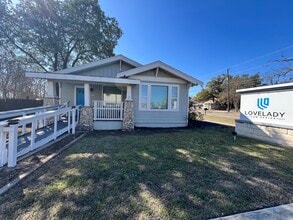 409 W Center St, Kyle, TX à louer Photo de l’immeuble– Image 1 sur 6