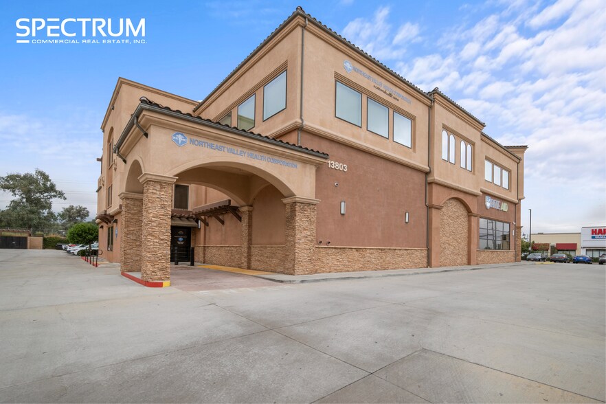 13803 Foothill Blvd, Sylmar, CA à louer - Photo de l’immeuble – Image 2 sur 14