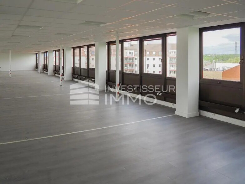 Bureau dans Bonneuil-sur-Marne à louer - Photo de l’immeuble – Image 2 sur 6